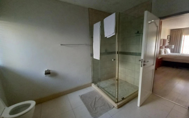 Mount Royal - 32 Large 1 bed with balcony upstairs