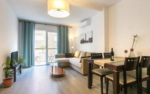 Lovely, new, bright 3 mins to beach apt 105 sq meters