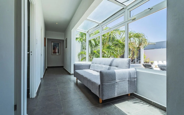 Stunning Modern Home, Near Beaches Full AC