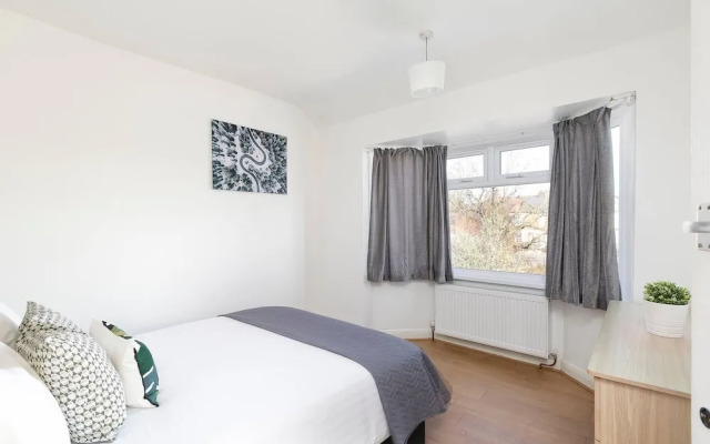 Skyvillion - Enfield 4bed House W Garden & Parking