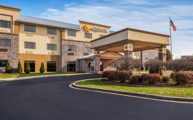 La Quinta Inn & Suites by Wyndham Fairborn Wright