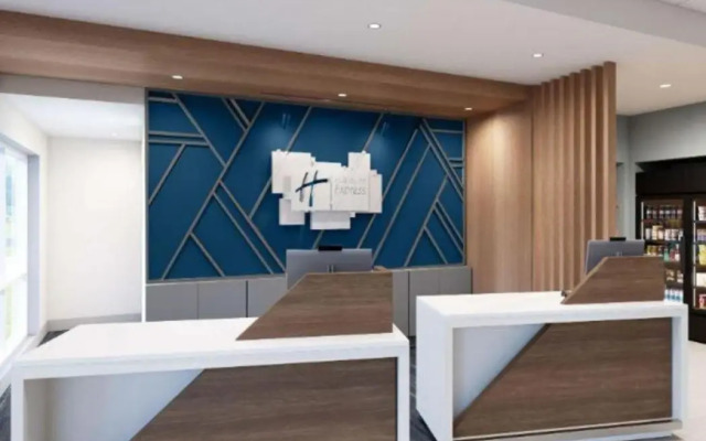 Holiday Inn Express & Suites Hawaiian Gardens