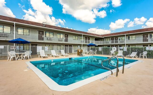 Studio 6 Monroe, LA - Hwy 165