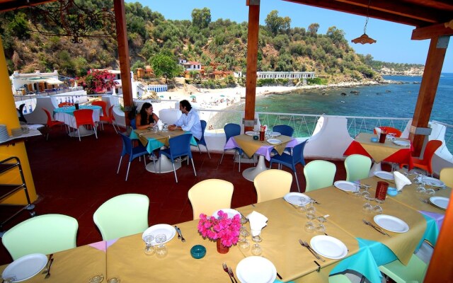 Cirucco Bay Hotel & Camping