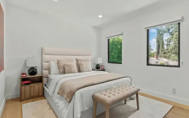 Casa Leona - Modern Masterpiece Behind Private Gates w/ Pool & Chef's Kitchen