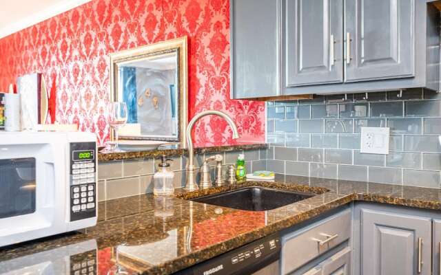 ATL Downtown Condo with Free Parking