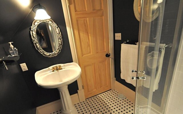 Creighton Manor Inn Bed & Breakfast