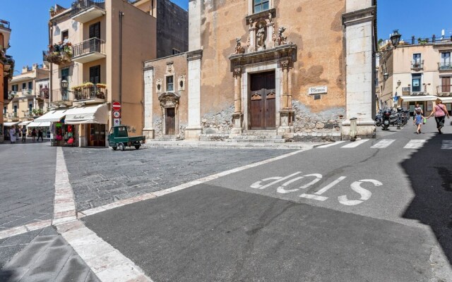 Central Apartment in Taormina Near the Sea