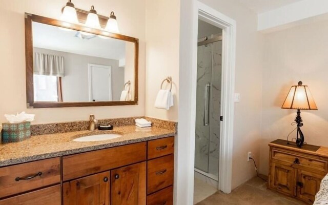 Breakaway West Ski Condo 1,5 miles from the Lifts by RedAwning