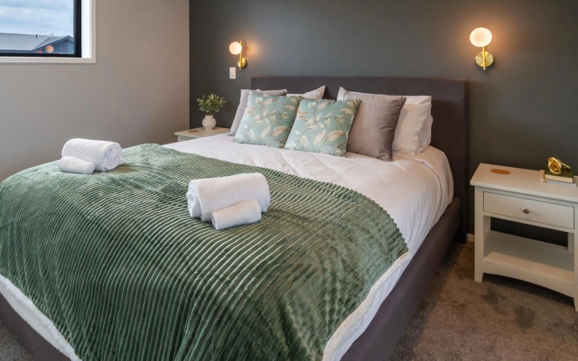 Art Deco 2 bed by Latimer Square