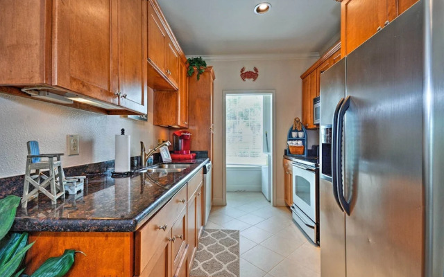 Oceanfront Galveston Condo: Balcony & Pool Access!