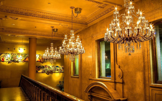 One King West Hotel & Residence