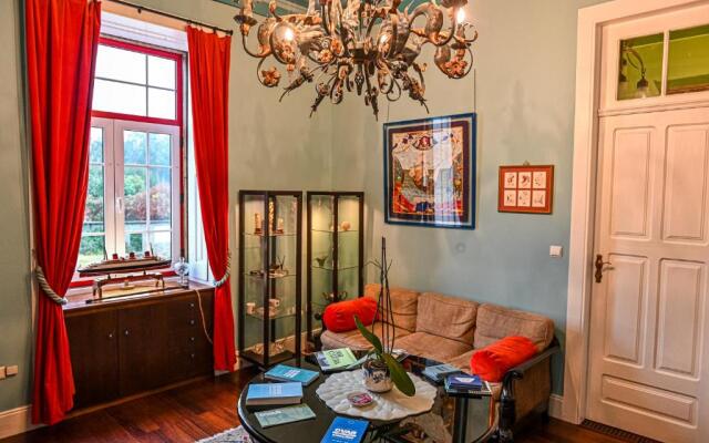 Vintage Balcony Guesthouse & Suites