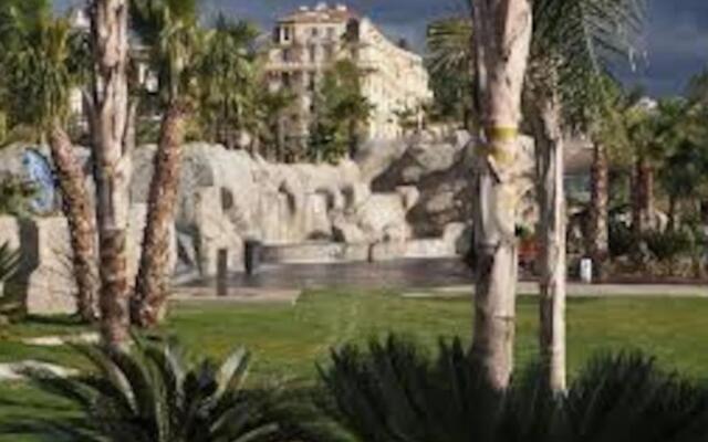 Relaxing 2p apartment in front of a lovely garden