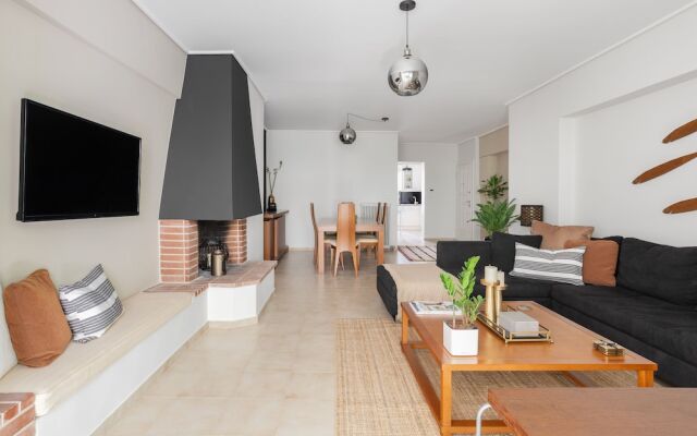 Fresh Detailed Stylish Apt at Acropolis