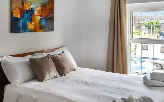 The Hideaway - Spacious 3 Bedroom Apartment