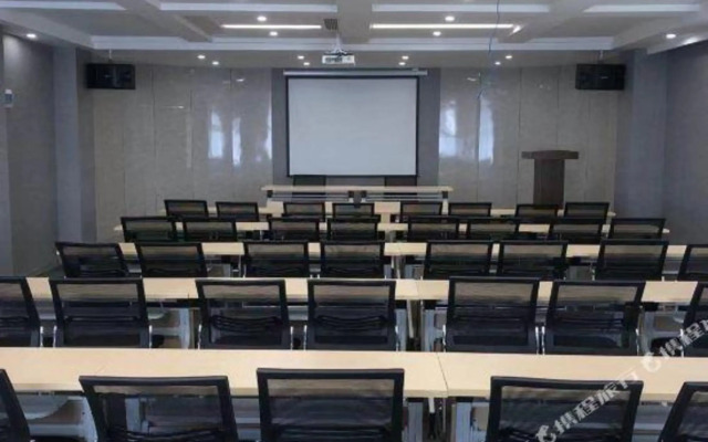 Yake Light House Hotel (Luoyang Longmen High-speed Railway Station Kaiyuan Avenue)