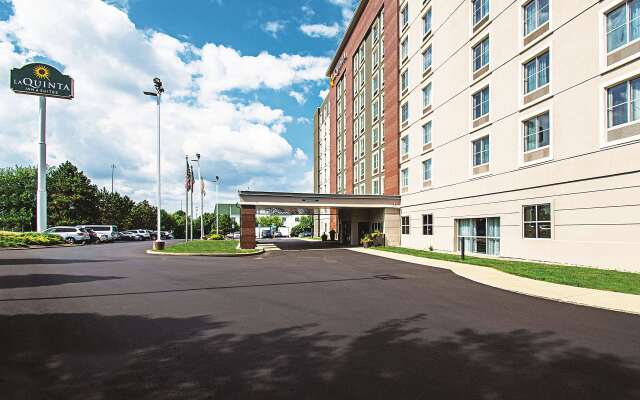 La Quinta Inn & Suites by Wyndham Cincinnati Sharonville