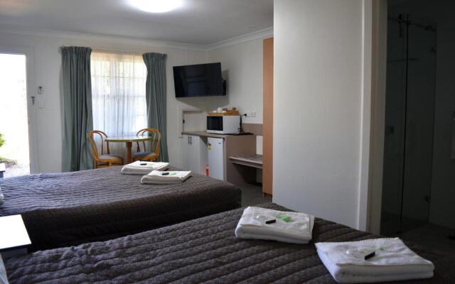 Ten Dollar Town Motel