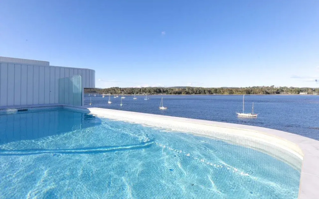 Modern 1-bedroom Apt With Sweeping Water Views