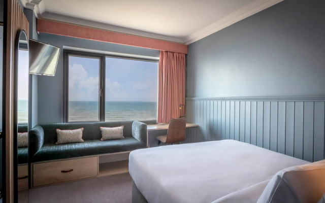 Shoreline Hotel