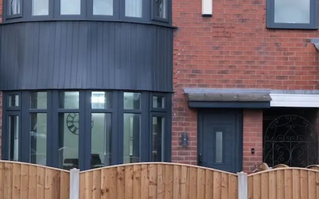 Modern House - 3 Bedrooms - 1 Bath - Mancity
