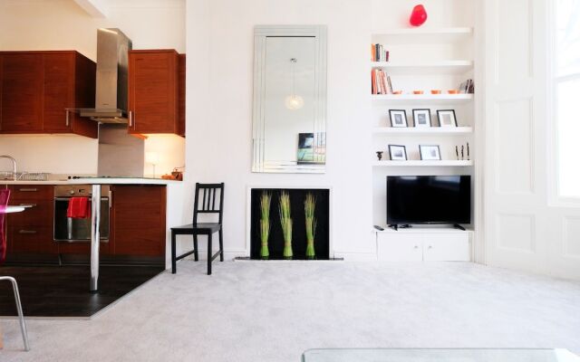 Classy, Modern 2BR Flat for 5 in Maida Hill