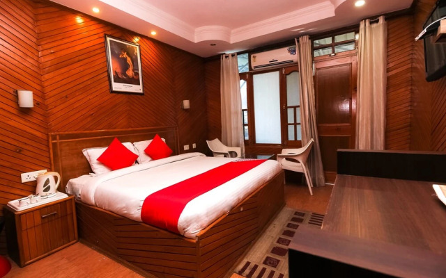 OYO 8367 Hotel The Woodz
