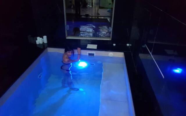 La casa con piscina riscaldata interna ANNA LUXURY GARDEN