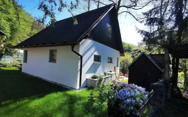 Sunny Wooden House on Creek, 30 Minutes Prague