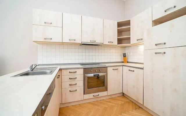 Cozy and sunny apartment in uptown