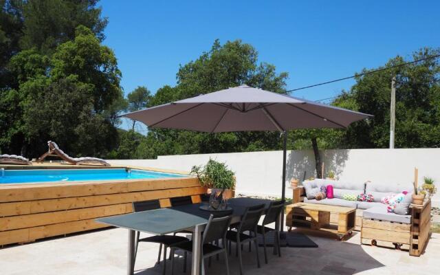 VILLA 6 PERSONNES /PISCINE/CAMPAGNE/TERRAIN DE PETANQUE/15 km BANDOL
