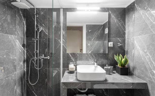 Deluxe 3-BDRM Urban-industrial Apt at Acropolis
