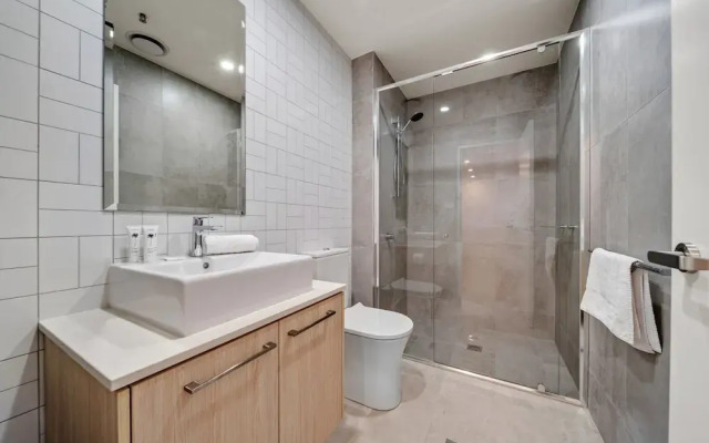 Chic 1-bed With Sophisticated Decor,