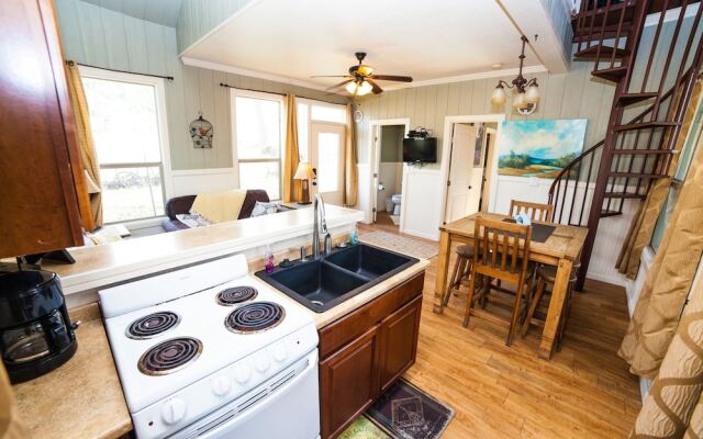 River Rd. Treehouses- Robins Roost