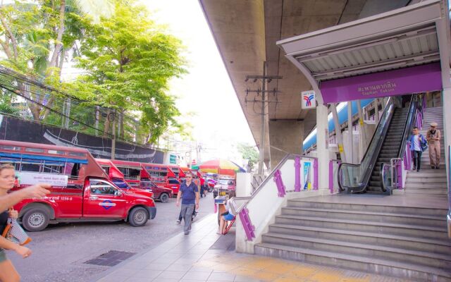 Glad Bangkok Hostel Bar and Restaurant