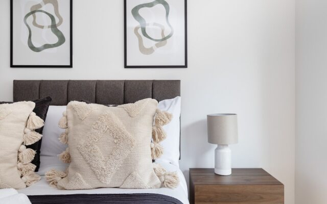 Modern 1BR with Balcony by Soho