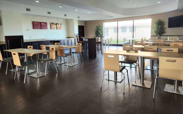 Days Inn & Suites by Wyndham Houston / West Energy Corridor
