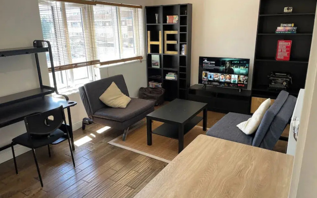 London Apartment - Sleeps 3-city Escape- Balcony