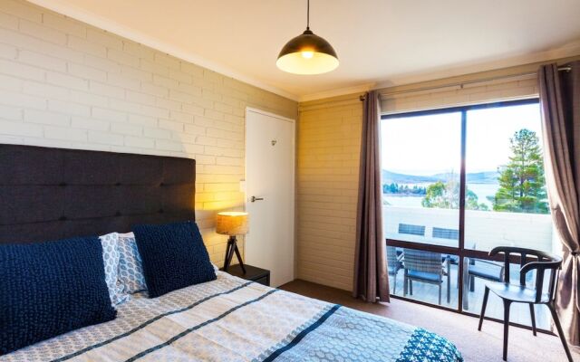 Summit 11 - Fabulous views and location