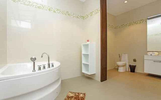 Jomtien Waree 8 - 6 Bedroom Pool Villa