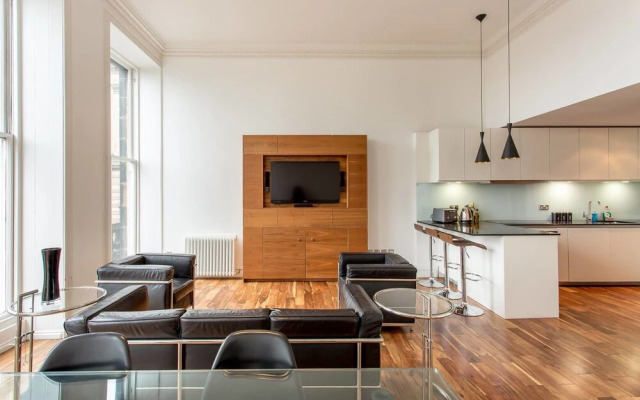 JOIVY Location, Location! North Bank Street Luxury Apt