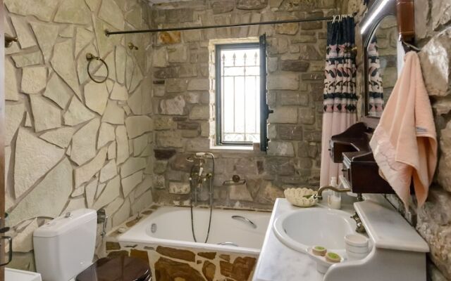 Majestic Chateau - Spectacular Seascapes & Pool