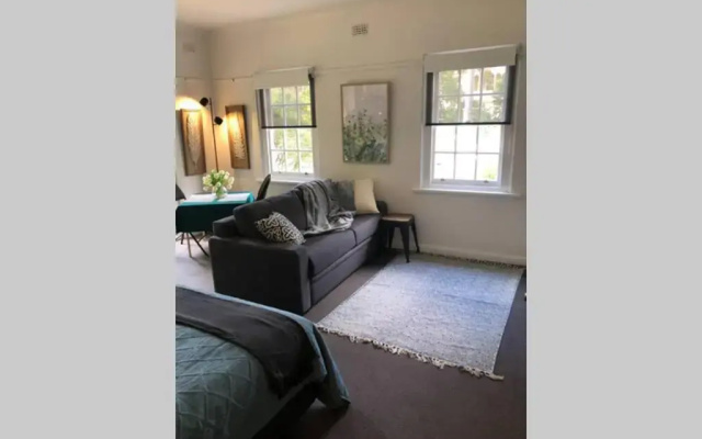 East Melbourne City Studio - Amazing Location & Sunny Charm