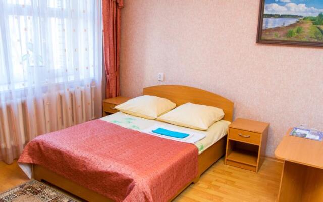 Киров карла маркса 118 гостиница люкс. Киров октябрьский проспект 145 вятка. Отель киров киров. Центральная гостиница киров чарушин. Гостиничный номер 2 местный стандарт.