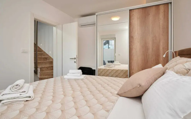Exclusive Okrug Gornji Apartment With Shared Pool