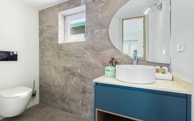 NEW 6 Bedroom Villa 2min Eagle Beach Palm Beach