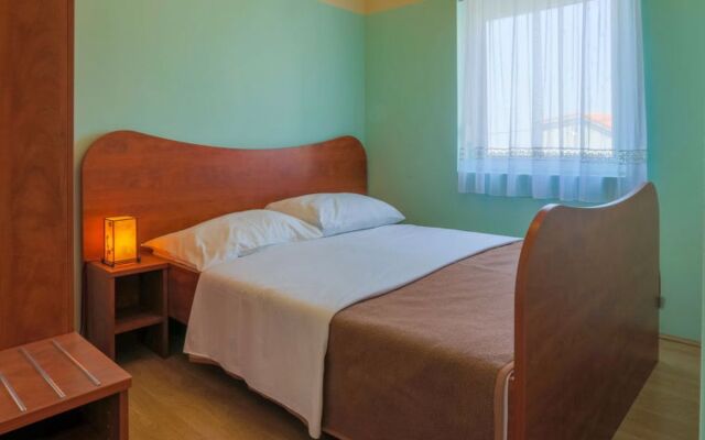 Apartment Delfin Karlobag 31811