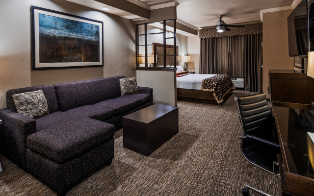 Best Western Premier Crown Chase Inn & Suites