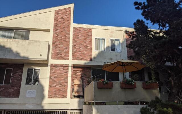 2Bedroom with Den and 2BA 4 Blocks to Santa Monica Beach